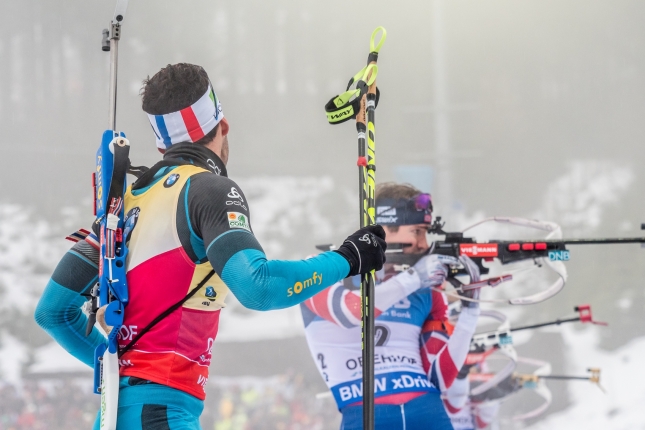 Šprint v Oberhofe korisťou Fourcada, slovenskí biatlonisti sa trápili, Bartko spadol