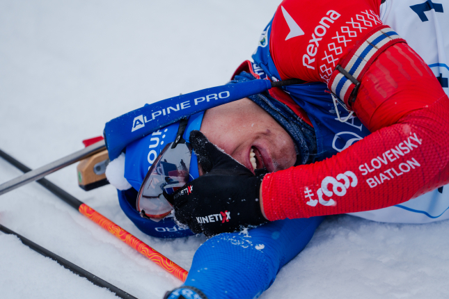 ME: Muži v štafete do poslednej položky bojovali o Top 10, potešili Ischakov a Sklenárik